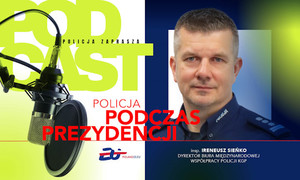 zdjęcie policjanta podpisane insp. Ireneusz Sieńko Dyrektor Biura Międzynarodowej Współpracy Policji KGP. Obok zdjęcia policjanta napis &quot;podcast policja zaprasza&quot; i zdjęcie mikrofonu