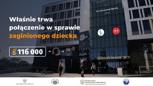 budynek centrum handlowego, piesi przed budynkiem. Na budynku wyświetla się ekran smartfona z napisem &quot;przestraszona babcia dzwoni&quot; z ikonkami odebranego i odrzuconego połączenia. Po lewej stronie zdjęcia napis o treści&quot; właśnie trwa połączenie w sprawie zaginionego dziecka  numer 116000