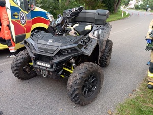 na jezdni stoi quad. Obok znajduje się karetka pogotowia