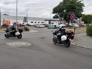 dwaj policjanci jadący na oznakowanych motocyklach