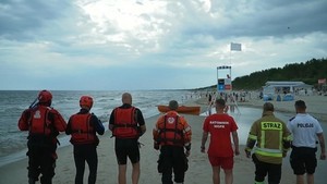 ratownicy na plaży