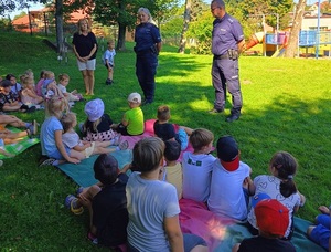 policjanci z dziećmi na spotkaniu