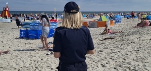 policjanci na plaży
