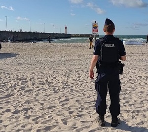 policjanci na plaży