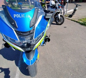 policjanci z mężczyzną