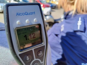 policjanci z mężczyzną