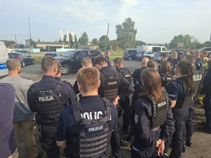 zdjęcia policjantów w terenie szukających zaginionego, zdjęcie zaginionego