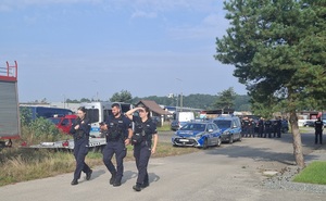 zdjęcia policjantów w terenie szukających zaginionego, zdjęcie zaginionego