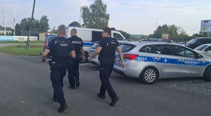zdjęcia policjantów w terenie szukających zaginionego, zdjęcie zaginionego