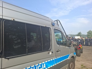 zdjęcia policjantów w terenie szukających zaginionego, zdjęcie zaginionego