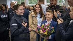 zdjęcie uśmiechniętej policjantki w otoczeniu członków rodziny