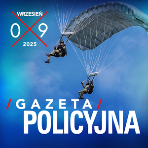 okładka wrześniowego wydania gazety policyjnej przedstawiająca dwóch policjantów na spadochronach na tle niebieskiego nieba