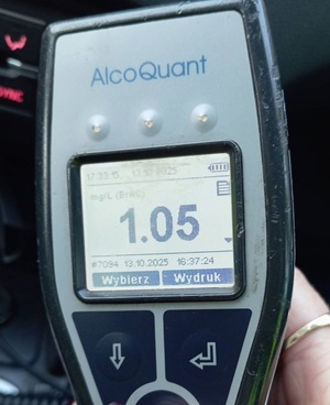 ekran alkotestu z wyświetlonym wynikiem 1,05 mg/l