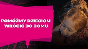 dziewczynka w ramionach matki. Obok w różowej "chmurce" biały napis o treści "pomóżmy dzieciom wrócić do domu"