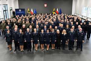 zdjęcie grupowe policjantów, zrobione w auli