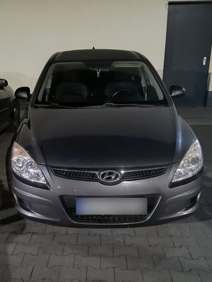 szary osobowy hyundai na parkingu