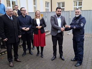 przed budynkiem lęborskiego starostwa  Starosta, w obecności Burmistrz Łeby i Wójta Gm. Cewice oraz przedstawiciela gm. Nowa Wieś Lęborska, wręcza Komendantowi Powiatowemu Policji w Lęborku kluczyki do auta i ściska jego dłoń.