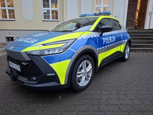 przed budynkiem lęborskiego starostwa stoi oznakowana policyjna toyota C-HR.