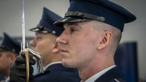 policjant w umundurowaniu wyjściowym, trzymający uniesioną w górę szablę