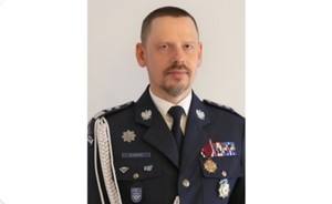 zdjęcie Komendanta Głównego Policji w umundurowaniu galowym na jasnoszarym tle