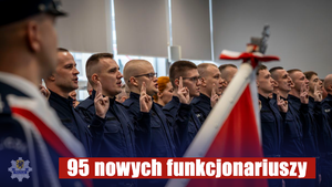 w auli stojący w rzędzie policjanci składają ślubowanie. Obok stoi policjant ze sztandarem