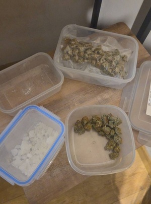 na stole leżą cztery plastikowe pojemniki, w których znajdują się: zbrylony susz roślinny, zbrylone kryształki, biały proszek.