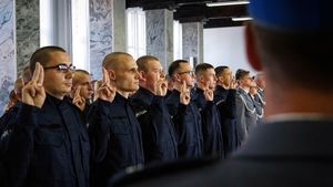 w auli w szeregu stoją nowo przyjęci umundurowani policjanci, którzy składają ślubowanie