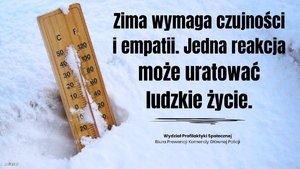 termometr w śniegu, wskazujący temperaturę poniżej zera. Obok napis o treści: "Zima wymaga czujności i empatii. Jedna reakcja może uratować ludzkie życie"