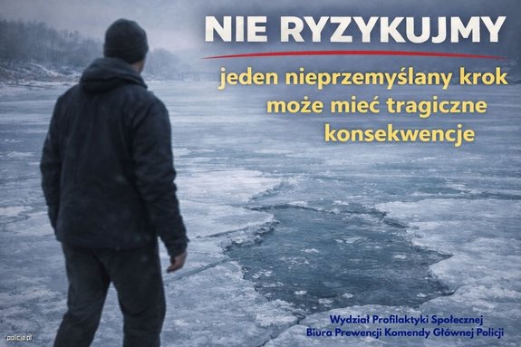 Zdjęcie przestawiające mężczyznę stojącego na zamarzniętym jeziorze, przy przeręblu. Obok napis o treści: "Nie ryzykujmy. Jeden nieprzemyślany krok może mieć tragiczne konsekwencje"