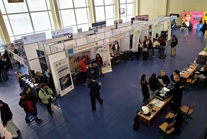 rzut z góry na salę sportową, na której odbywają się targi edukacyjne