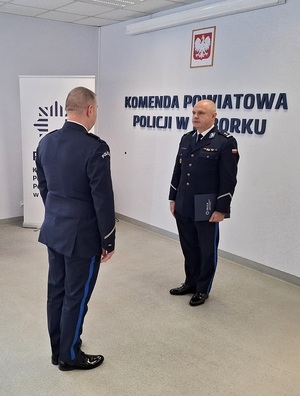 aula lęborskiej komendy Policji. Nowo mianowany p.o. Komendant Powiatowy Policji w Lęborku składa meldunek zastępcy Komendanta Wojewódzkiego Policji w Gdańsku.