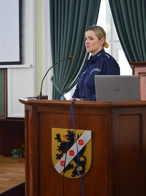 w auli wejherowskiego Starostwa przy mównicy stoi policjantka