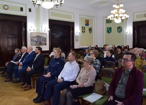 w auli wejherowskiego Starostwa siedzą w rzędach uczestnicy konferencji, w tym dwie policjantki