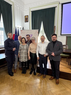 w auli wejherowskiego Starostwa stoją obok siebie policjantka i pięcioro uczestników konferencji
