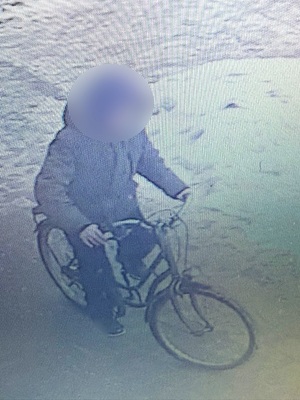 ujęcie z kamery monitoringu pokazujące chłopca jadącego rowerem