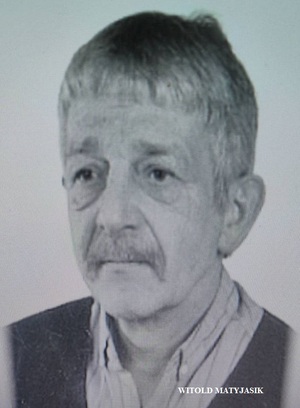 czarno- białe zdjęcie legitymacyjne, przedstawiające starszego siwego mężczyznę z wąsami