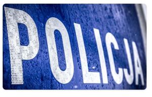 biały napis "Policja" na granatowym tle