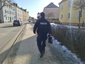 dzielnicowy podczas obchodu rejonu służbowego