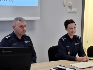 w auli przy stole siedzą Komendant Powiatowy Policji w Lęborku i Zastępczyni Komendanta Wojewódzkiego Policji w Gdańsku, która przemawia