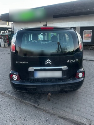 czarny citroen c3 zaparkowany przed sklepem