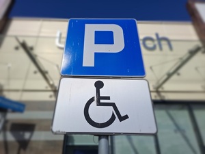 znak drogowy D-18a "Miejsce parkingowe dla niepełnosprawnych" z tabliczką T-29
