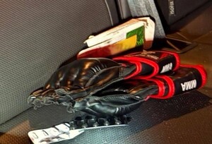 na siedzeniu wewnątrz auta leżą rękawice do walk MMA i opakowanie tabletek