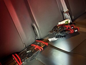 na siedzeniu wewnątrz auta leżą rękawice do walk MMA i opakowanie tabletek