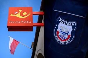 kompilacja dwóch zdjęć: szyldu Poczty Polskiej pod którym jest biało-czerwona flaga oraz rękawa policyjnej kurtki z emblematem dzielnicowego