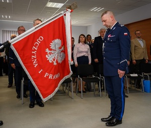 uroczystość powołania na stanowisko Komendanta Powiatowego Policji w Lęborku. Komendant stoi przed sztandarem