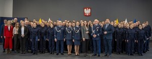 wykonane w auli zdjęcie grupowe kierownictwa pomorskiej Policji oraz nowo powołanych policjantów