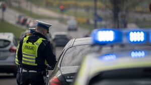policjanci ruchu drogowego podczas kontroli pojazdu
