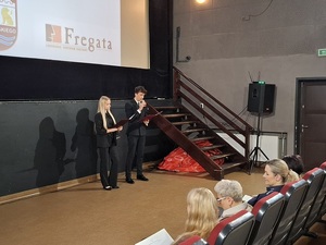 w kinie przed ekranem stoi dwoje nastoletnich konferansjerów . W pierwszym rzędzie siedzi jury festiwalu, w tym policjantka