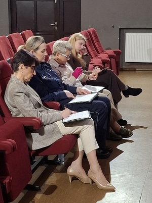 w kinie pierwszym rzędzie siedzi jury festiwalu, w tym policjantka