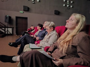 w kinie w pierwszym rzędzie siedzi jury festiwalu, w tym policjantka. Jury ogląda film
